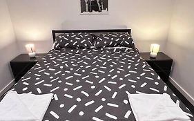 Black & White Delight - 2Bd 2Bth Apt - Braddon